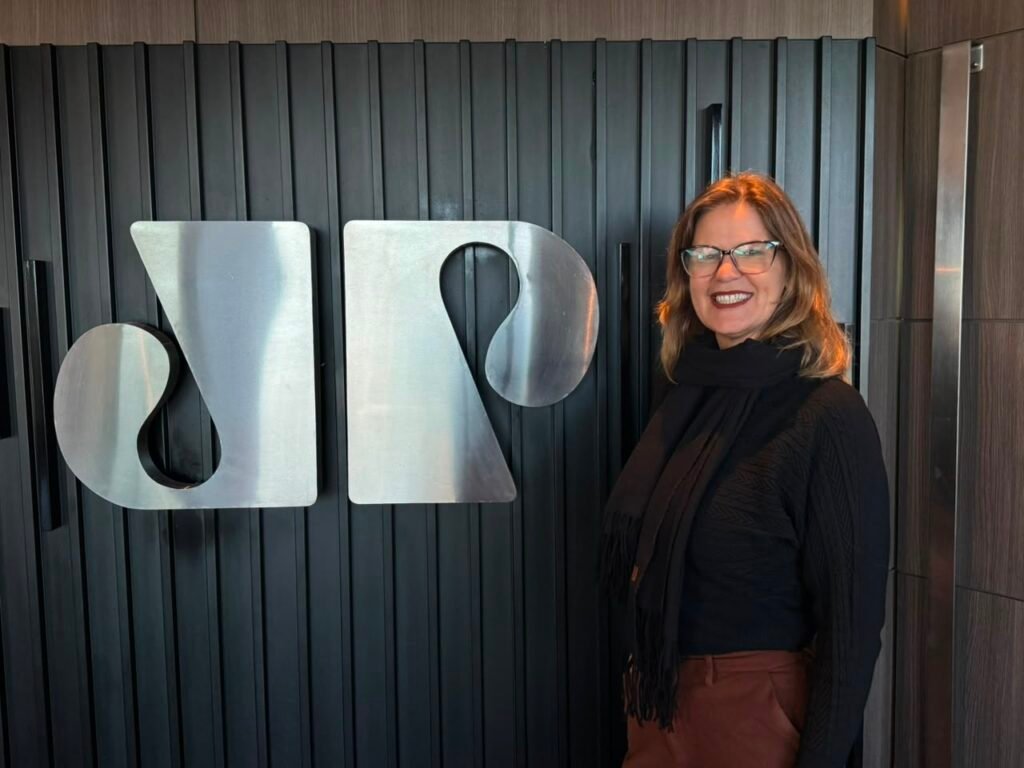 Celia Dalazoana, executiva de rádios, assume como Diretora Comercial da Jovem Pan Florianópolis