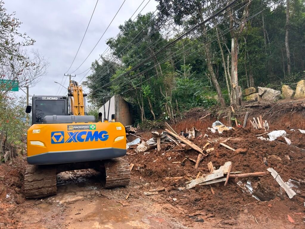 Prefeitura destrói casa no João Paulo e morador lamenta: "não tenho para onde ir"