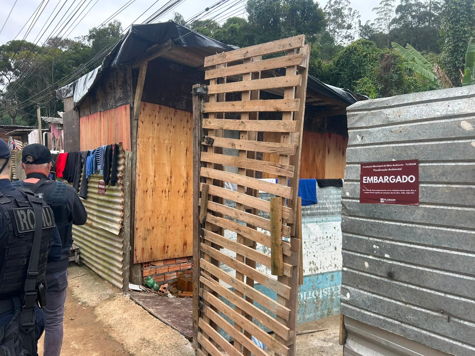 Prefeitura destrói casa no João Paulo e morador lamenta: "não tenho para onde ir"