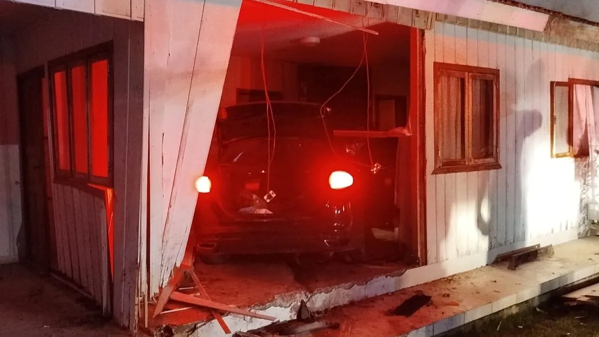 Carro entra dentro de casa após motorista fugir da polícia