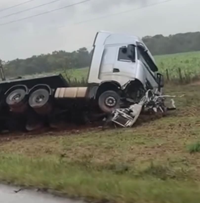 Cinco mortos após carro partir ao meio em acidente na BR-470
