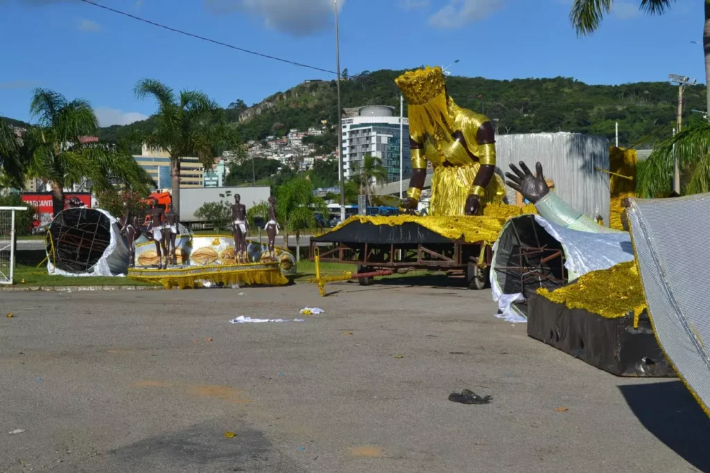 Escolas de samba começam a retirar alegorias do CentroSul, em Florianópolis