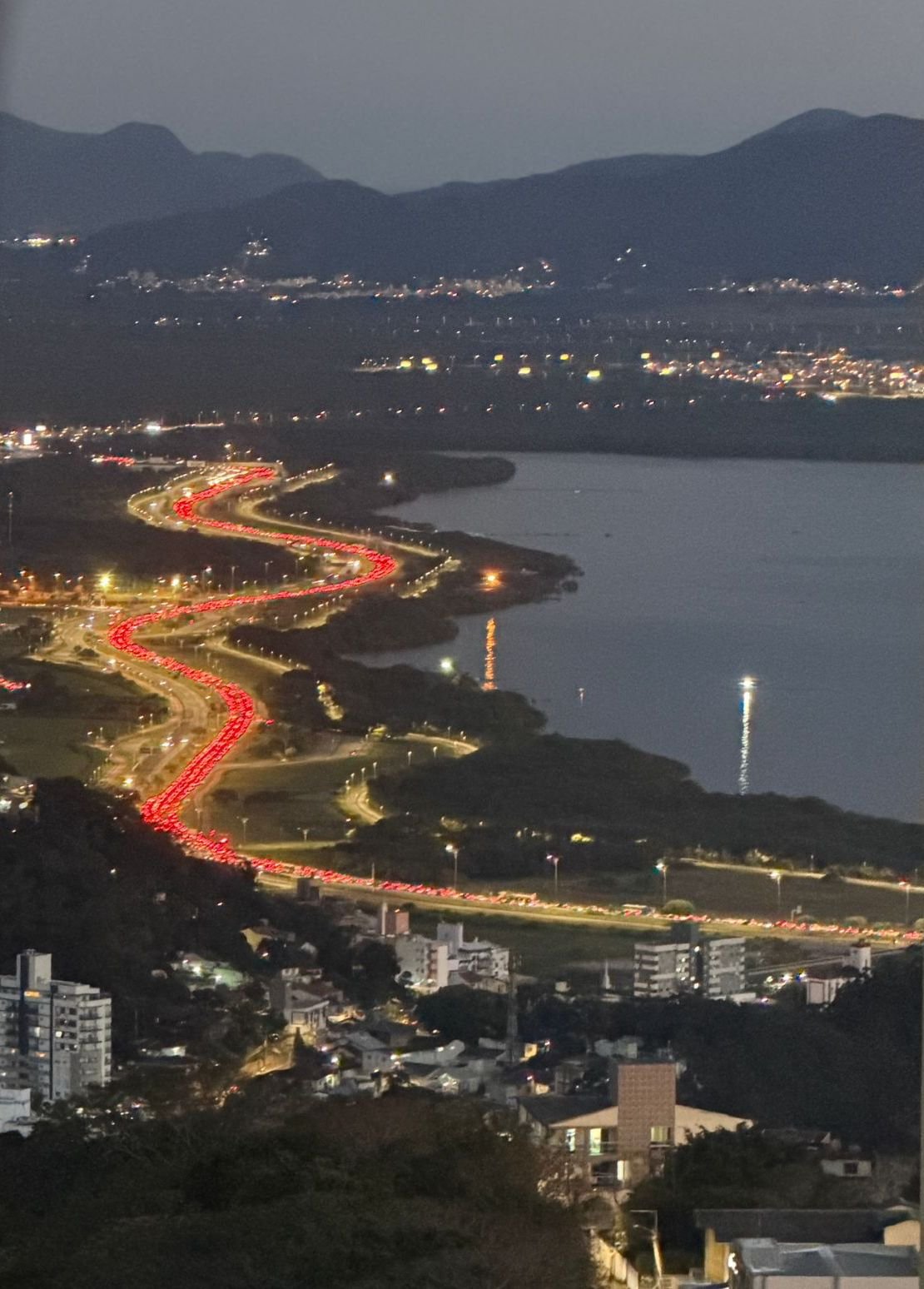 Maré alta bloqueia trânsito na SC-405 e causa caos