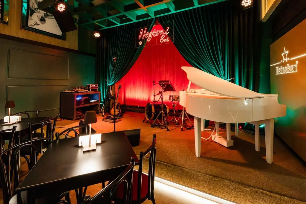 Negroni Bar une futebol, música e gastronomia com jogo do Brasil e apresentação de Cadu Duarte neste domingo