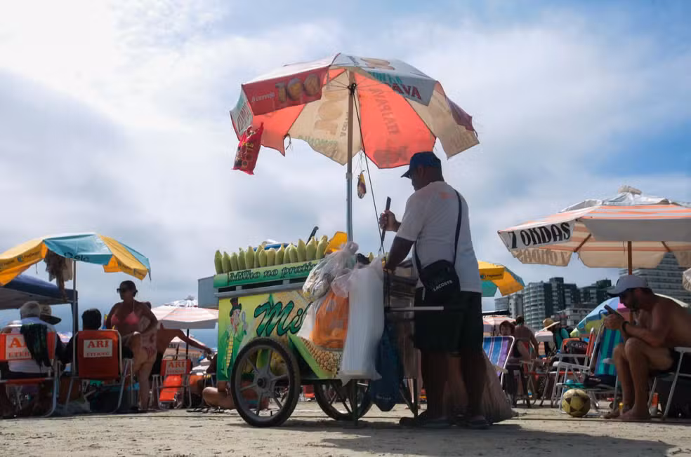 operação mira extrosão ambulantes nas praias de florianópolis