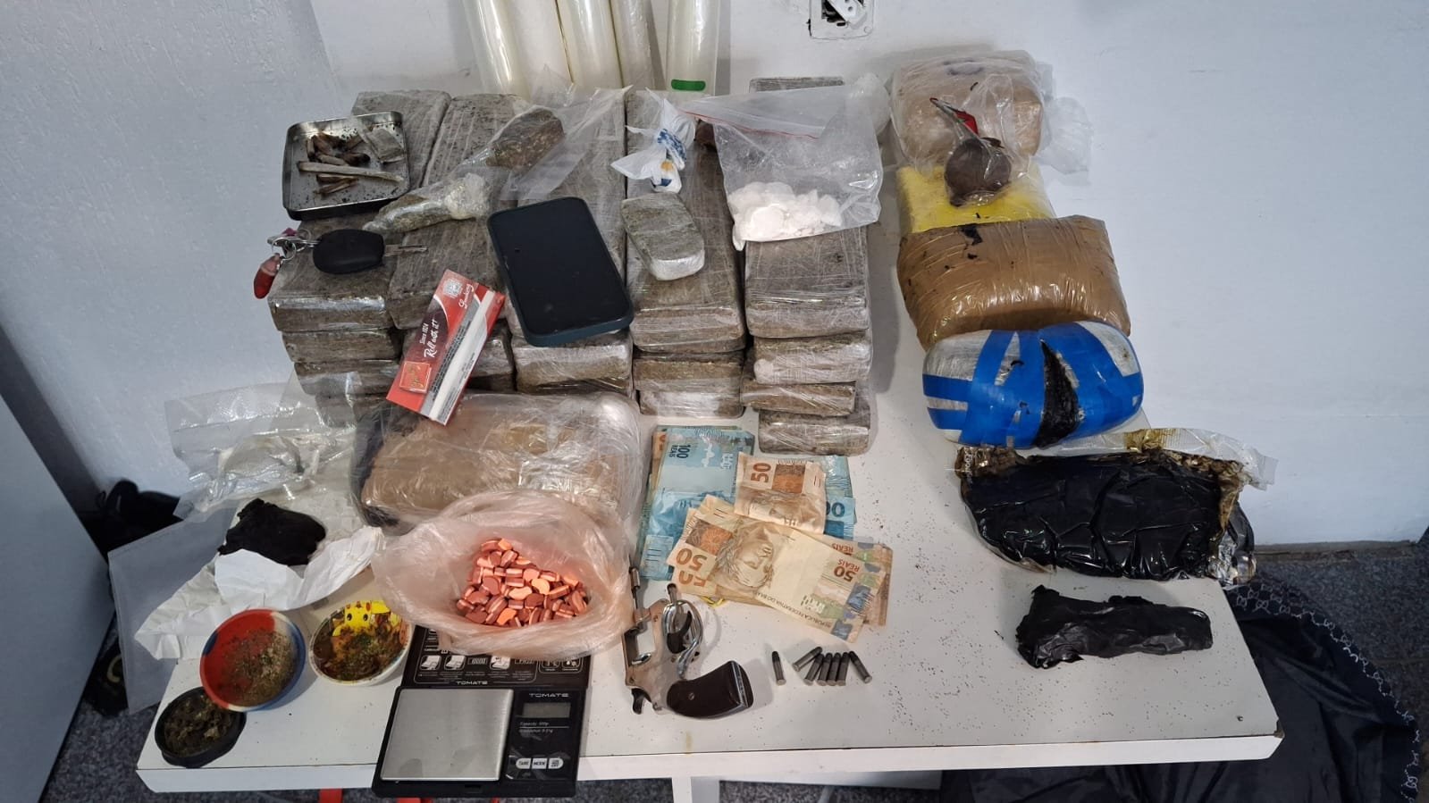 Megaoperação contra facção em Palhoça prende 12 pessoas e captura drogas e armas ilegais