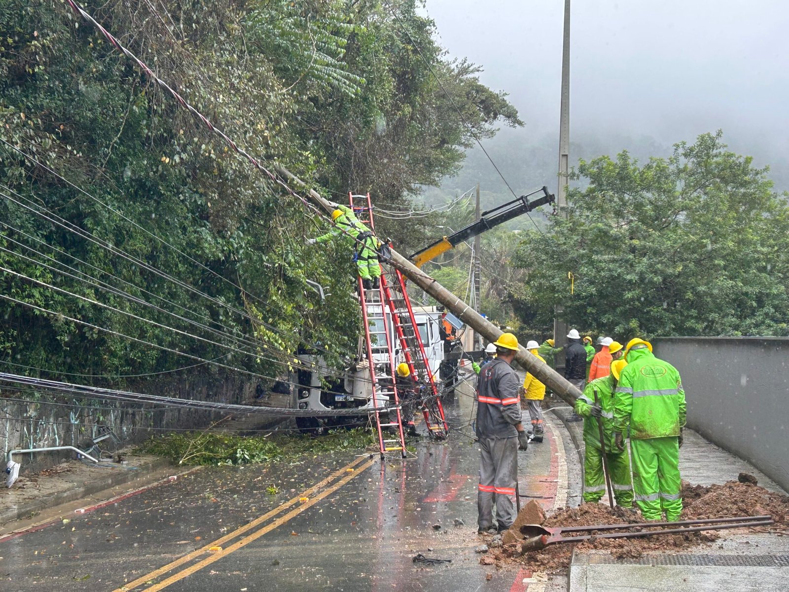 Canto da Lagoa tem 123 unidades sem luz após queda de poste