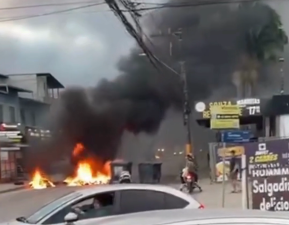 Barricadas com fogo são registradas após confronto em Palhoça