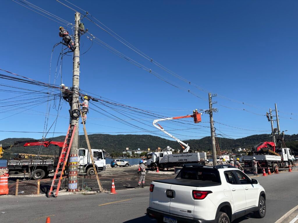 Obra no novo trevo da Lagoa da Conceição bloqueia trânsito em Florianópolis