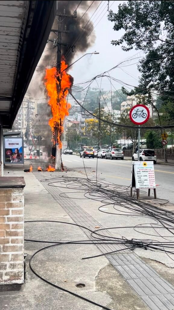 Incêndio em poste causa bloqueios na Avenida Madre Benvenuta