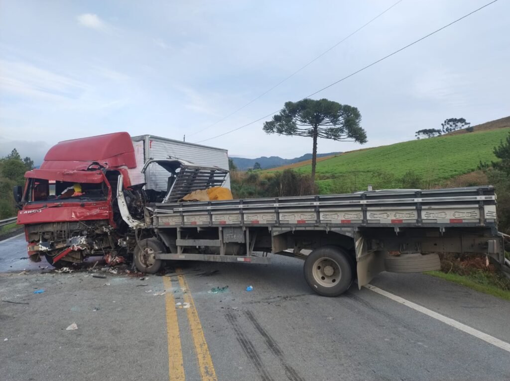 Batida frontal entre caminhões mata motorista e BR-282 fica parada em ambos os sentidos