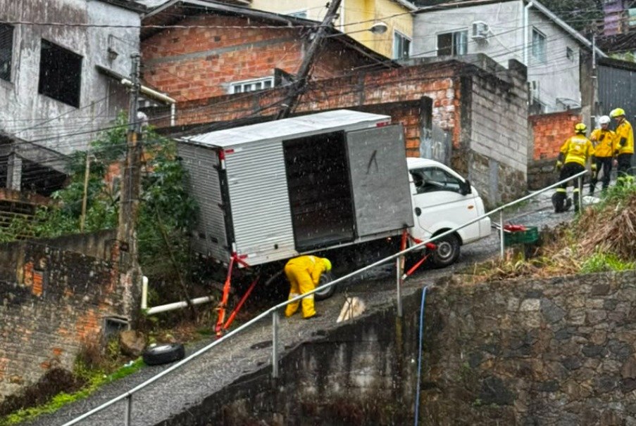 Caminhão de entregas não consegue subir morro de Florianópolis e fica preso