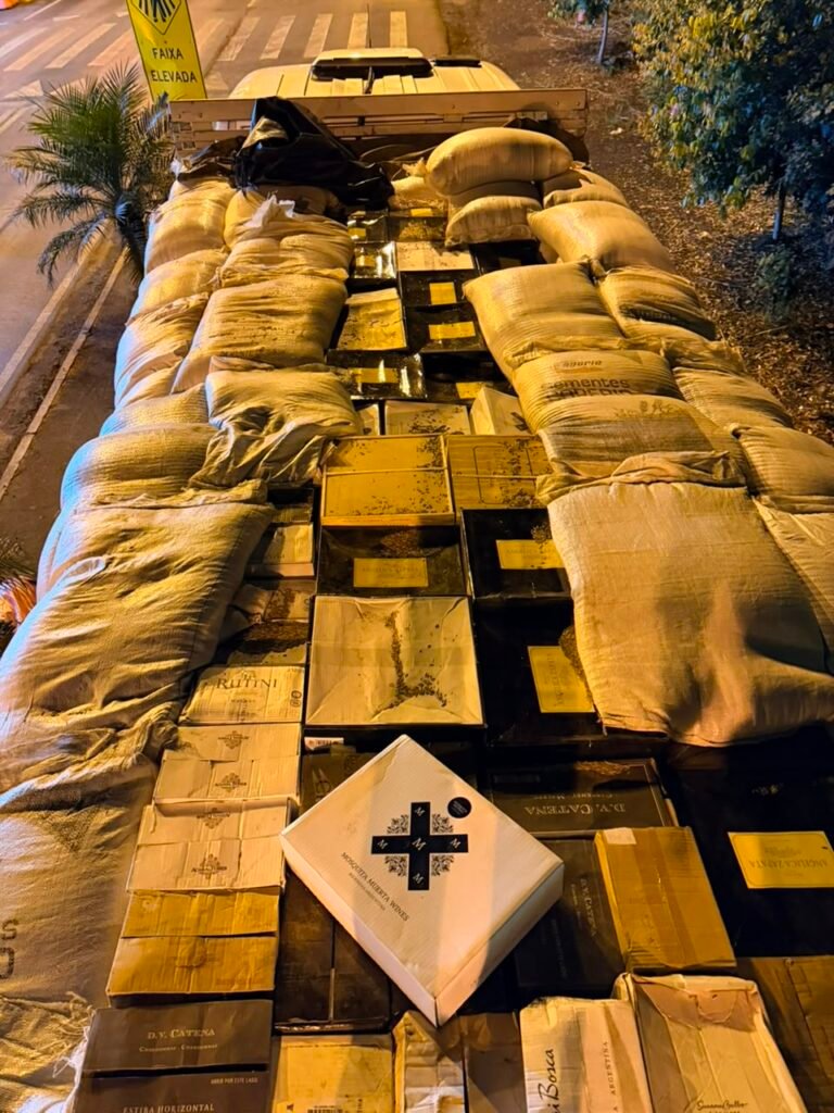 5.500 garrafas de vinho argentino são encontradas em caminhão de aveia