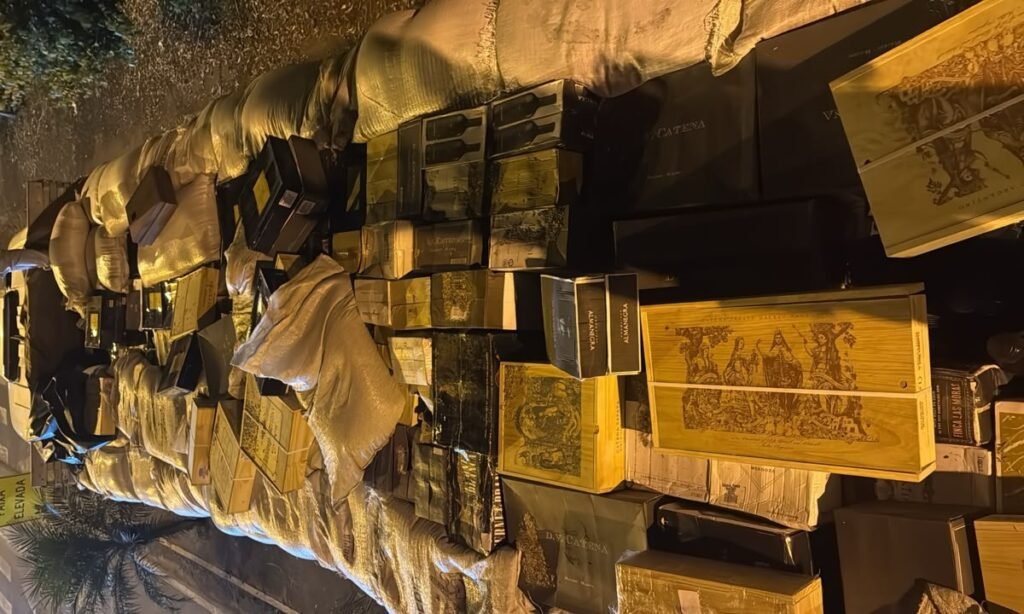 5.500 garrafas de vinho argentino são encontradas em caminhão de aveia