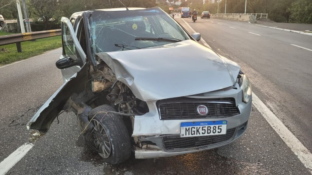 Homem dorme ao volante, bate carro e paralisa trânsito na Avenida da Saudade