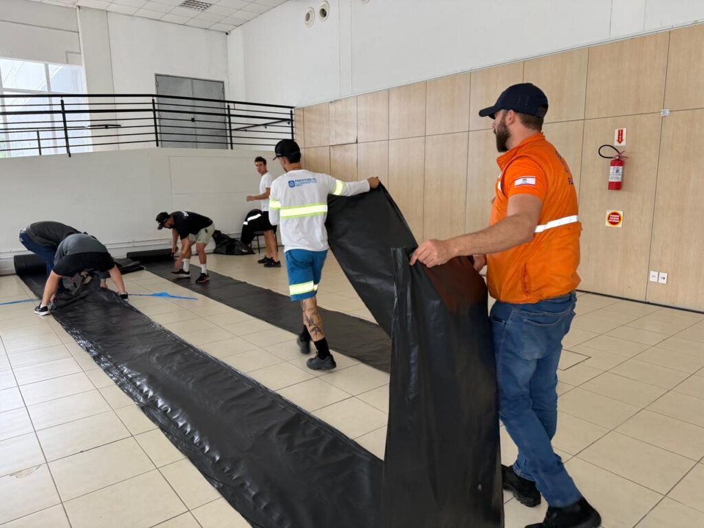 Confira como conseguir lonas para cobrir telhados danificados pela chuva de granizo em Florianópolis