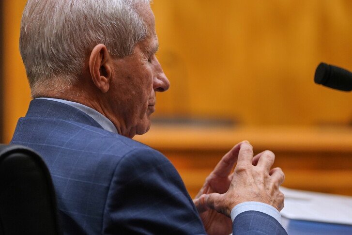 Depois de impor certezas ao mundo durante a pandemia, Anthony Fauci recorre ao silêncio quando chamado a explicar suas decisões