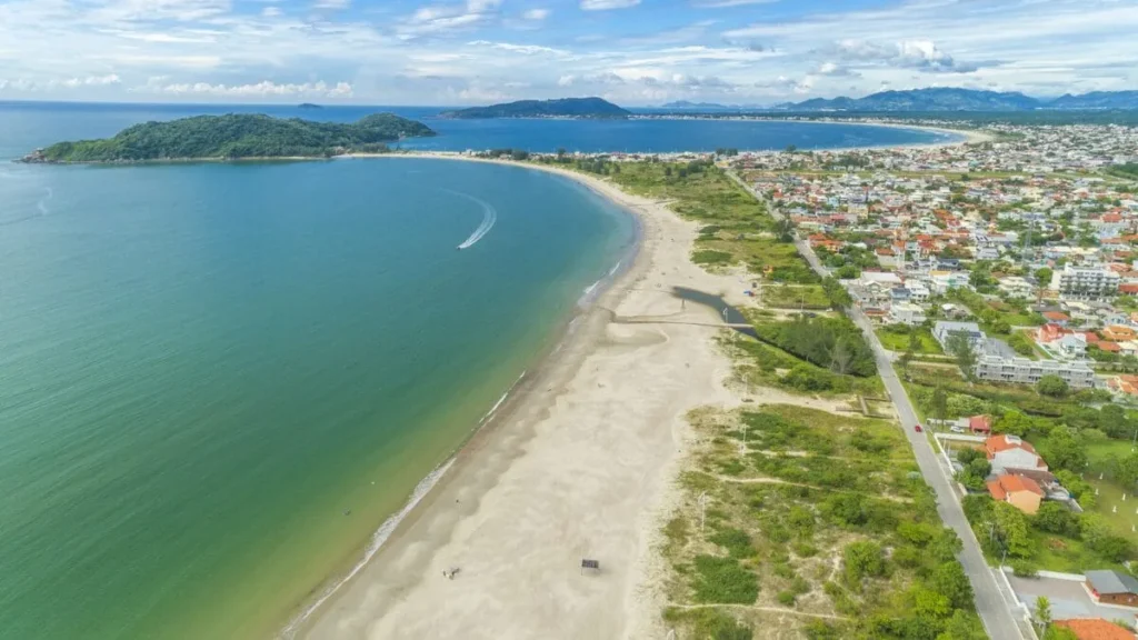 Rede de água tratada chega a 677 imóveis na Praia do Sonho, em Palhoça