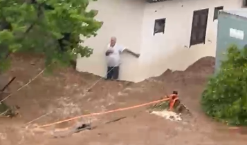Vídeo mostra idoso sendo resgatado às pressas em Timbé do Sul por conta das enchentes