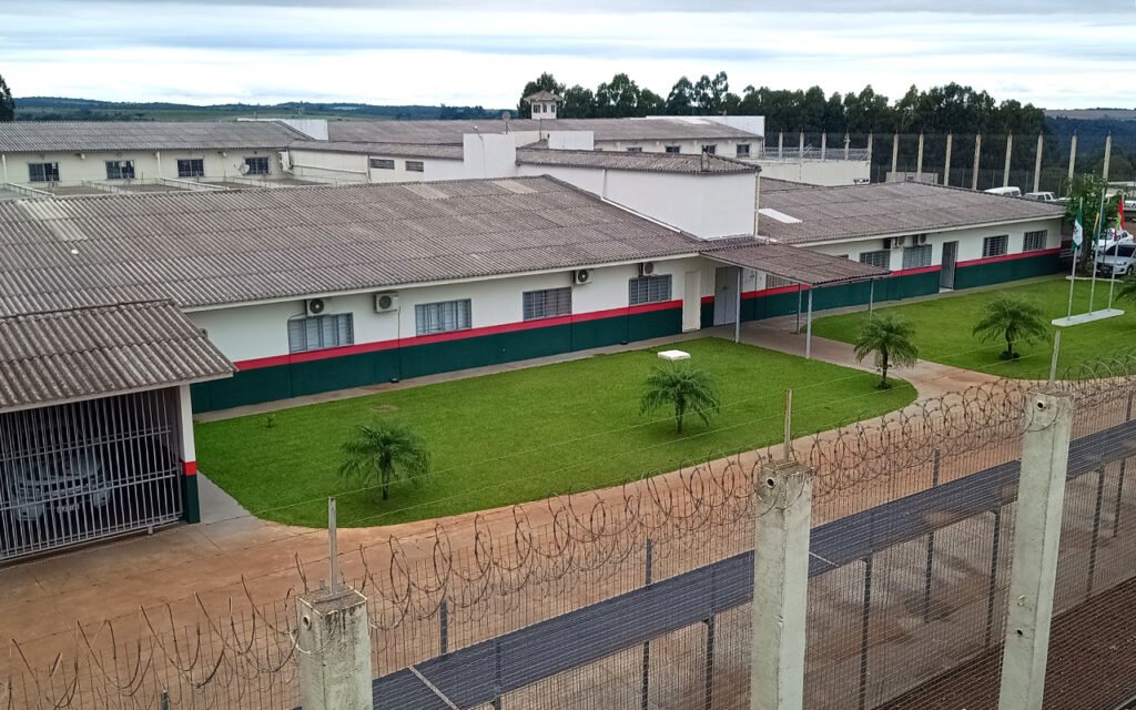 Enfermeiro é denunciado por levar celulares para facções em presídio de SC