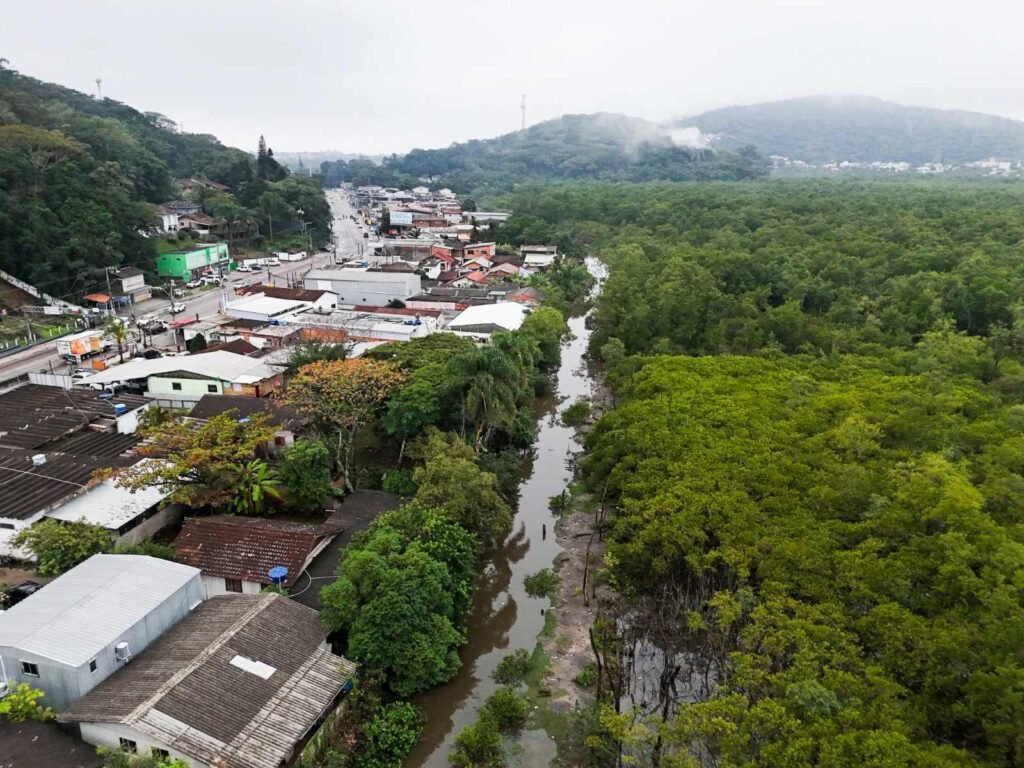 ICMBio barra limpeza de canais no Rio Tavares e Prefeitura de Florianópolis cobra autorização