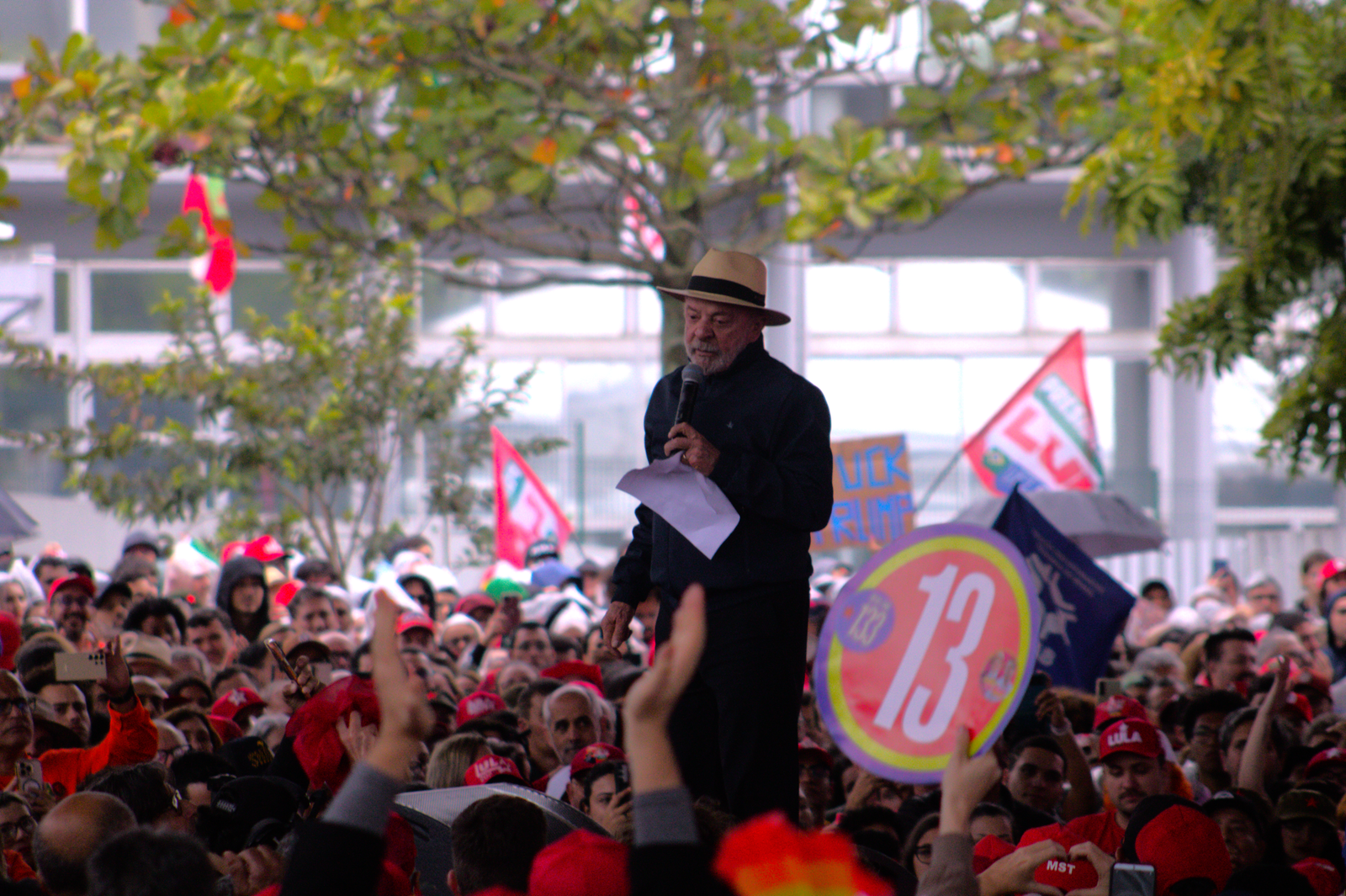 Visita de Lula a Florianópolis movimenta milhares de apoiadores nas vésperas do 1º turno