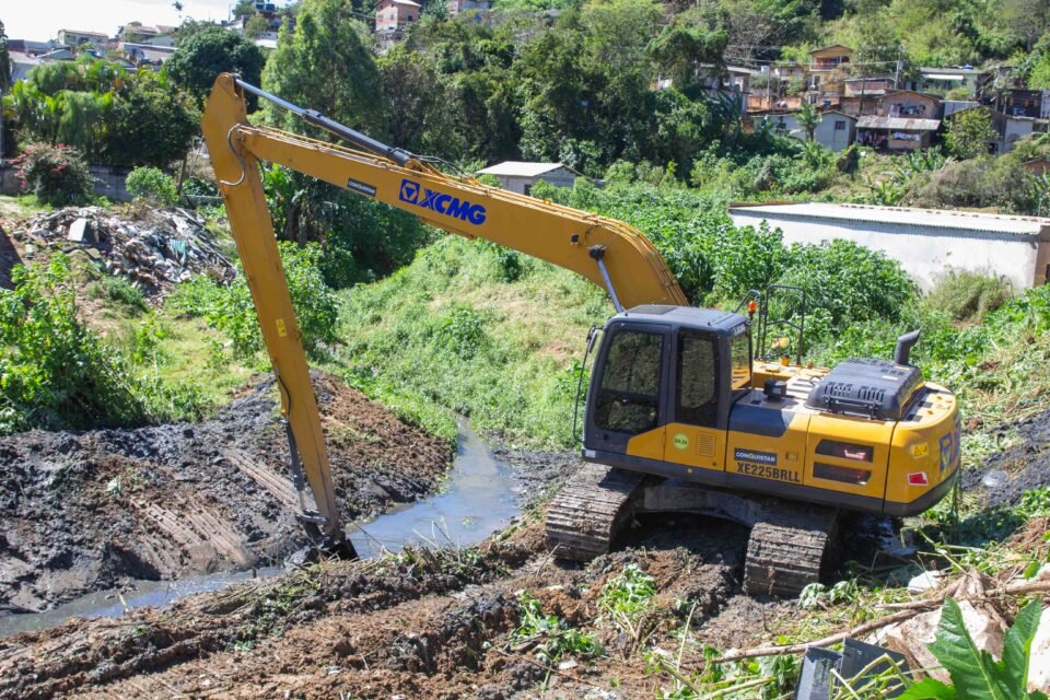 São José faz desassoreamento de córrego para reduzir alagamentos