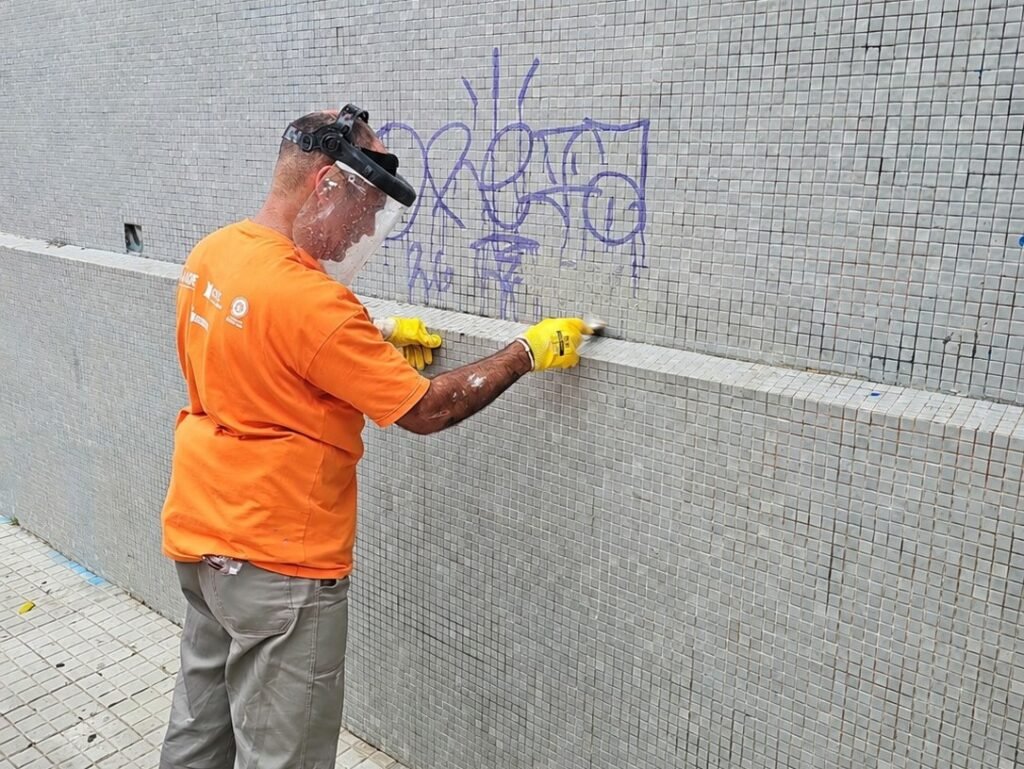 Ação de limpeza na UFSC entra na segunda semana de atividades com pintura de pichações