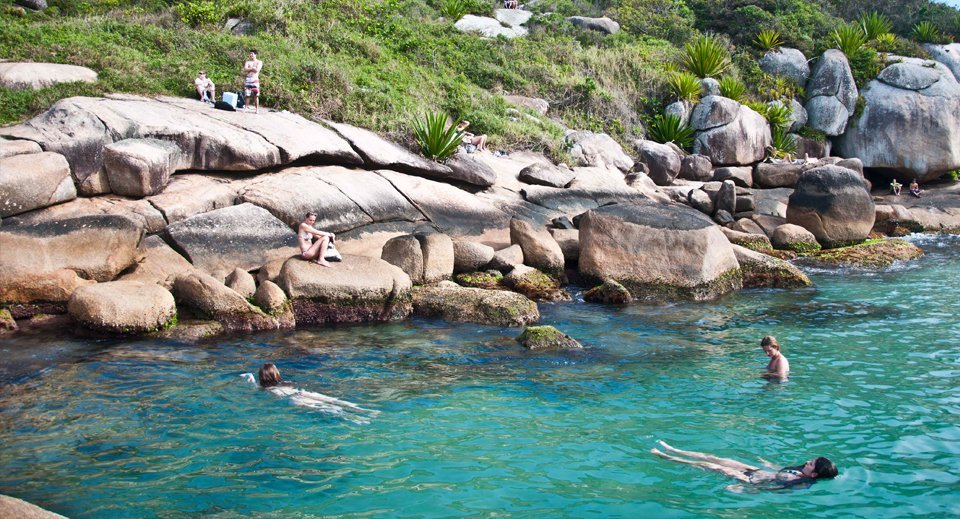 Surfista é encontrado morto em costão na Barra da Lagoa, em Florianópolis