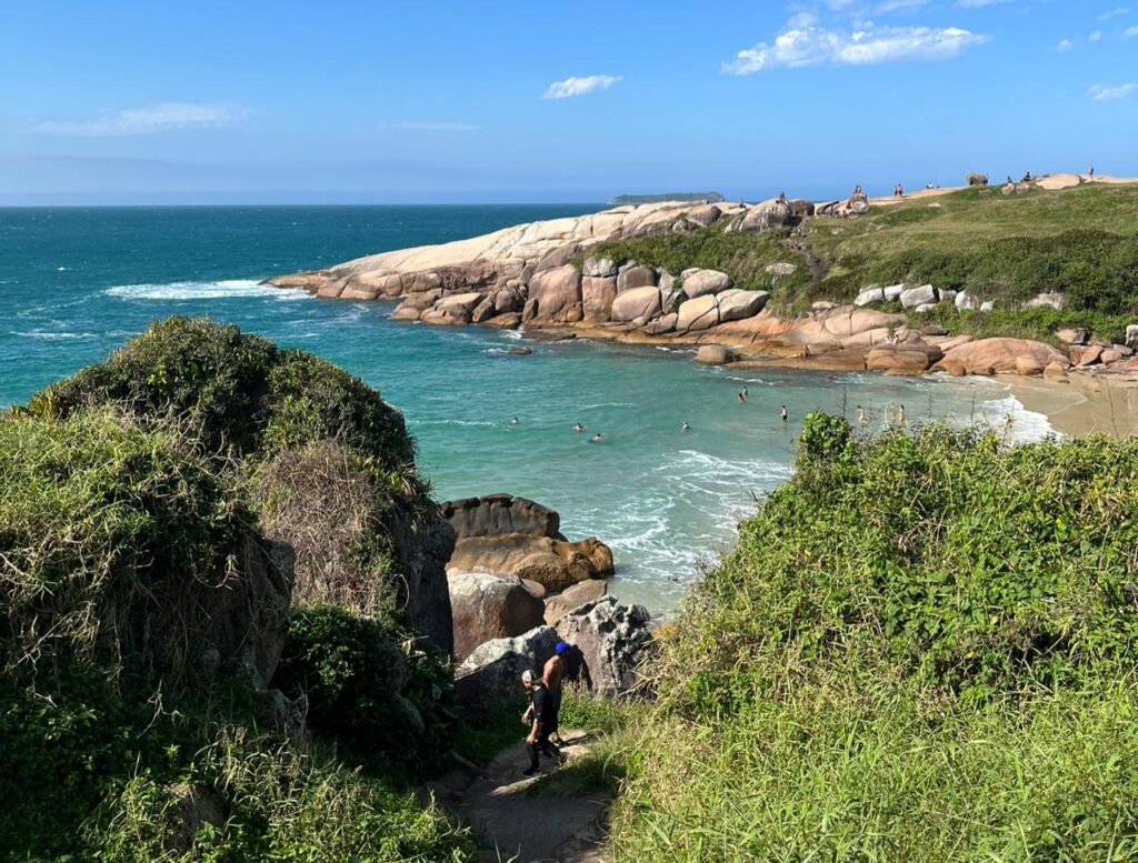 Jovem de 21 anos morre afogado após cair de trilha na Praia do Gravatá, em Florianópolis