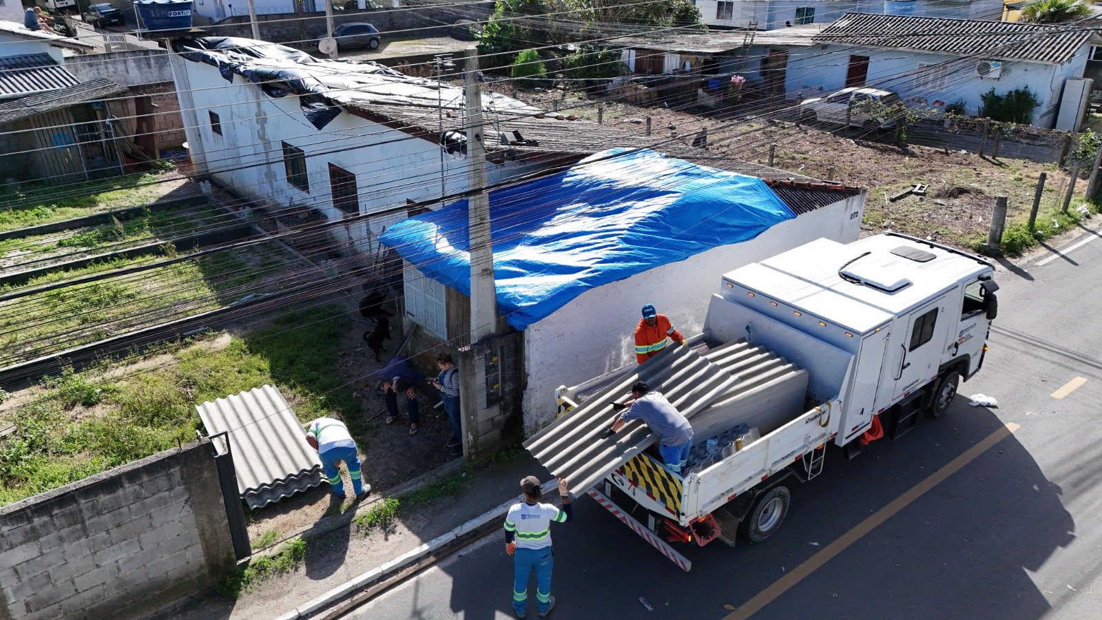 Defesa Civil já entregou quase 28 mil telhas em Florianópolis; distribuição continua nesta sexta-feira