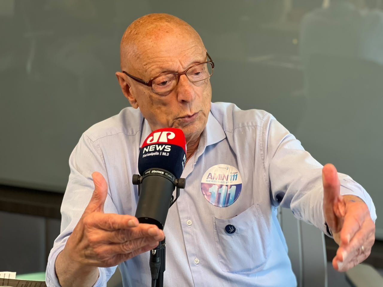 "Meu material de campanha é meu currículo", defende senador Esperidião Amin, candidato à reeleição