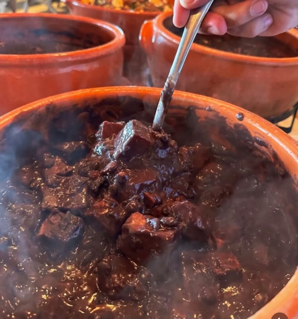 Folha Beach Club realiza última feijoada do ano neste domingo em Jurerê Internacional
