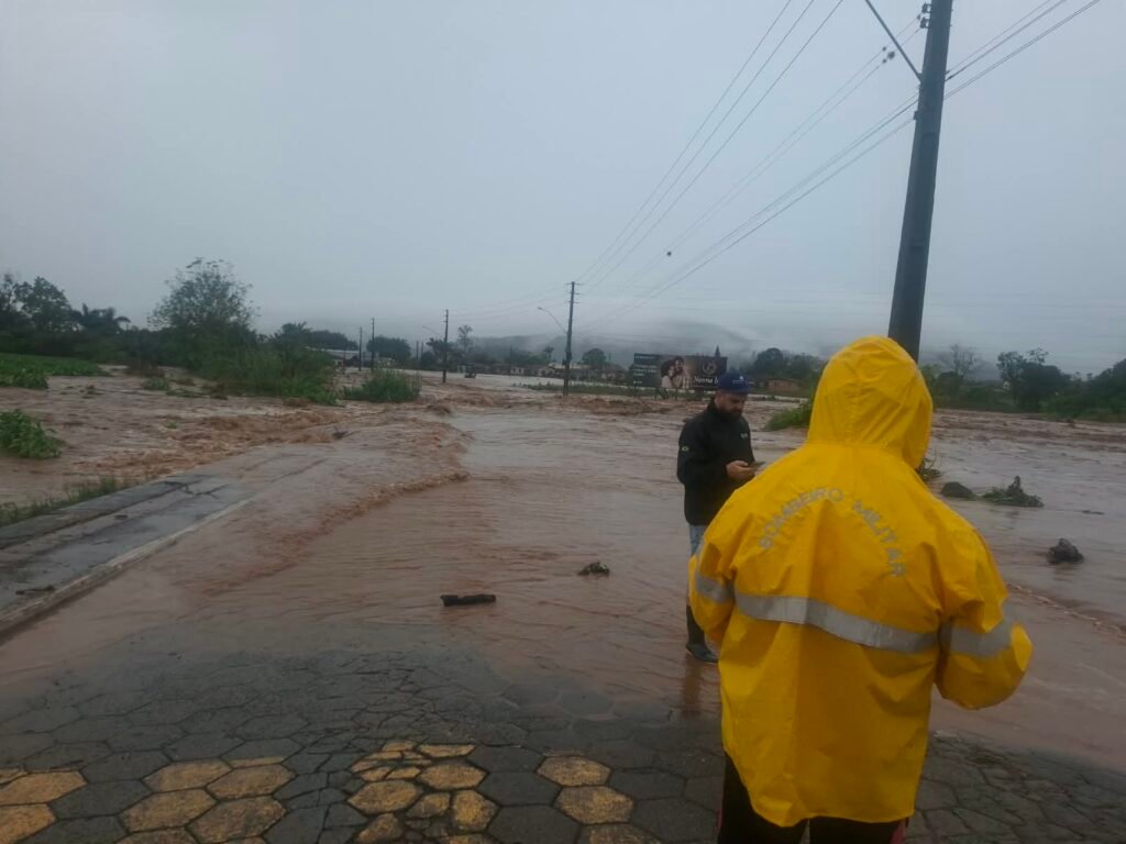 Chuvas intensas deixam 57 municípios com ocorrências e 4 decretam situação de emergência em SC