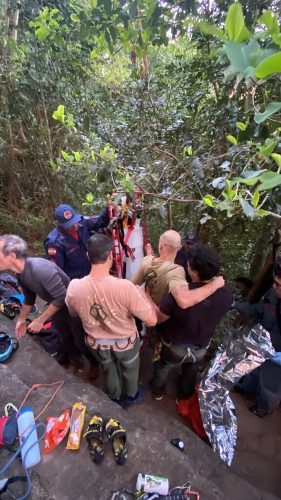 Homem sofre queda durante escalada no Morro da Cruz e precisa ser resgatado por bombeiros