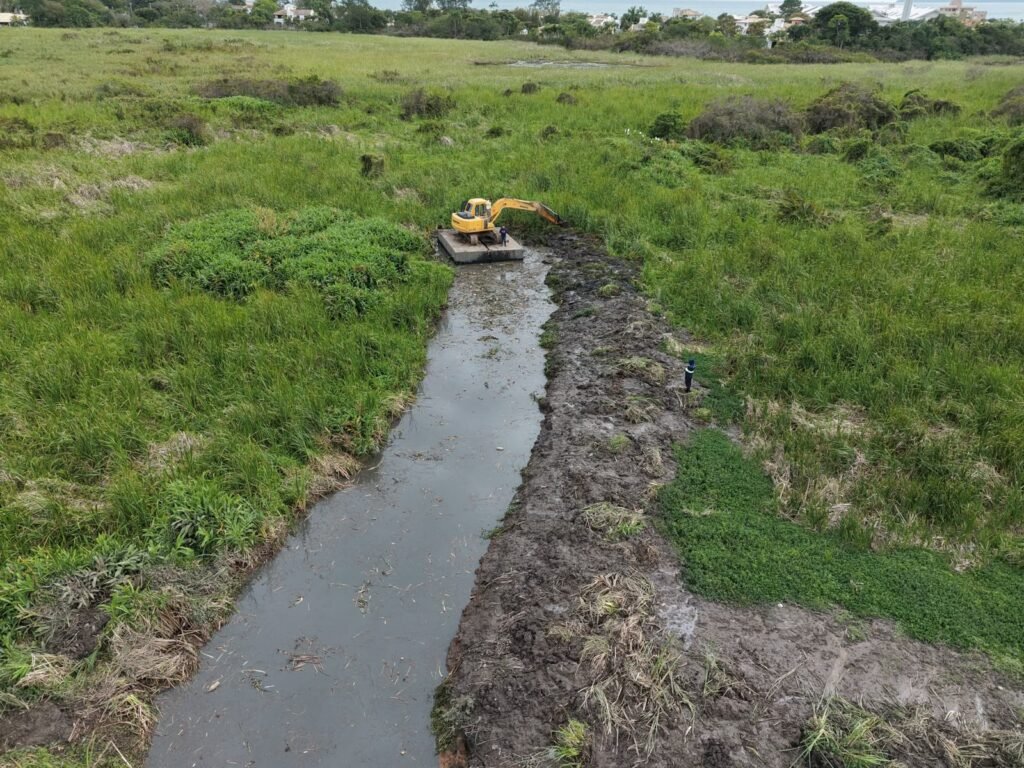 Prefeitura amplia limpeza de rio para prevenir alagamentos no Norte da Ilha