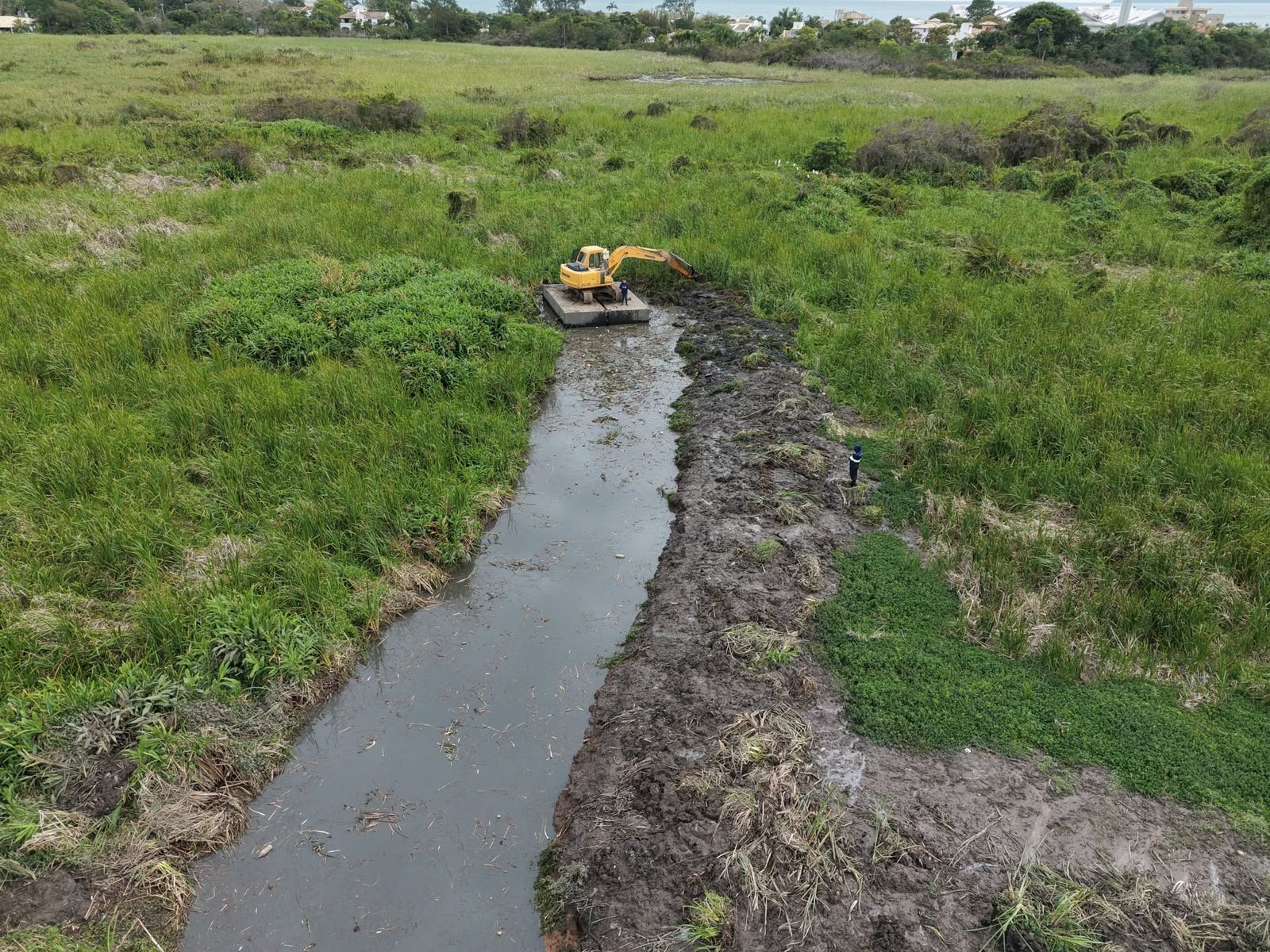 Prefeitura amplia limpeza de rio para prevenir alagamentos no Norte da Ilha