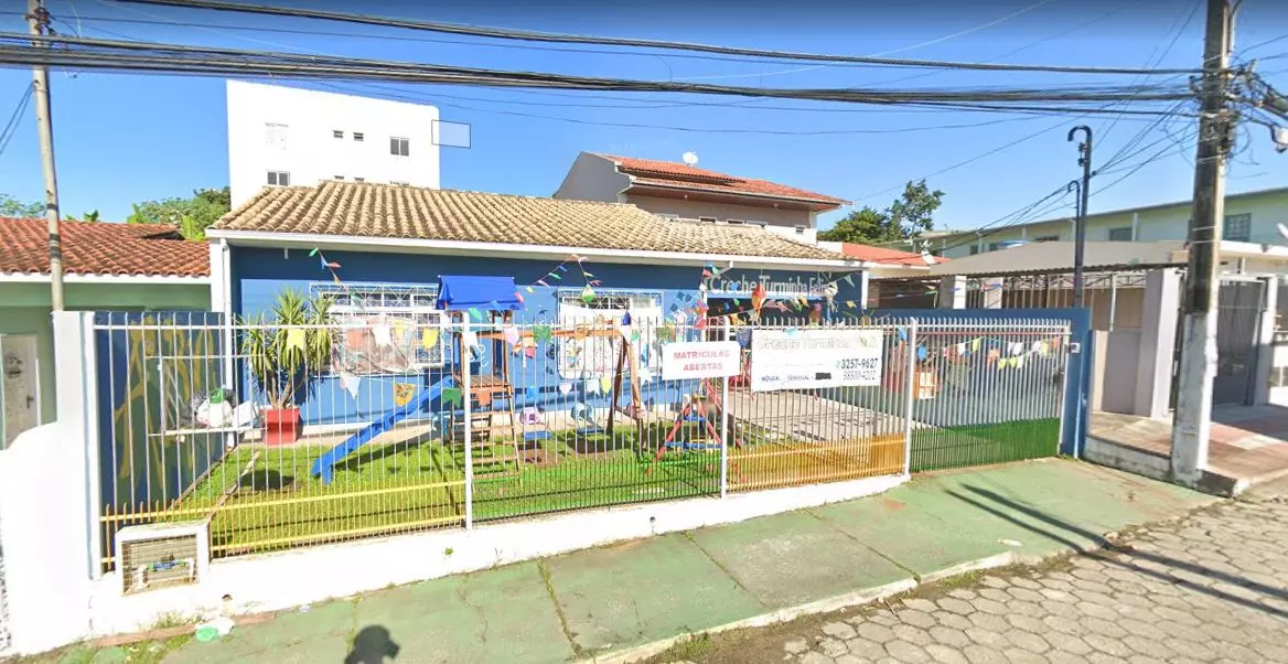 Dona de creche é condenada por maus-tratos em São José por manter crianças em canil