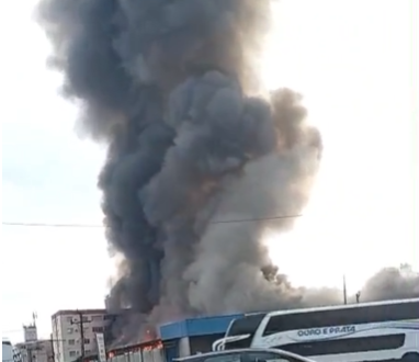 Fogo toma conta de galpão em São José e fumaça preta é vista por toda Grande Florianópolis