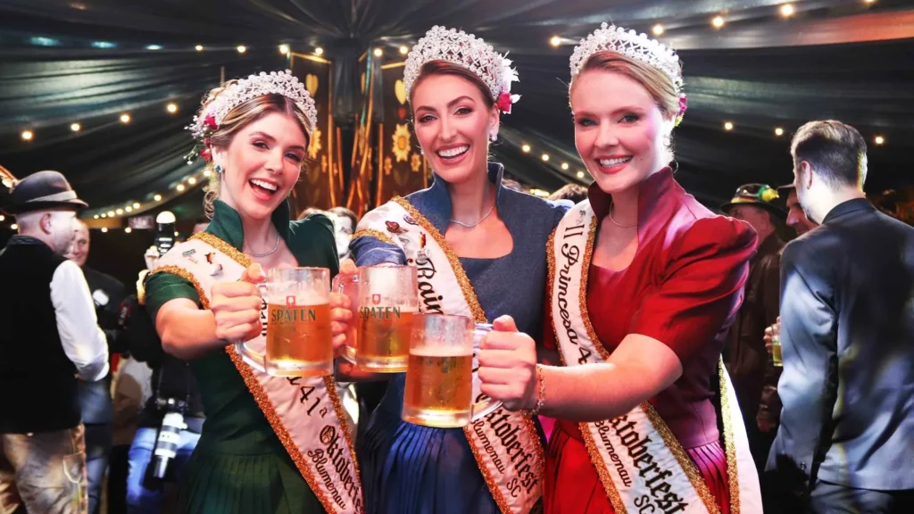 Oktoberfest Blumenau 2026 começa nesta quarta-feira (7) com diversas atrações, chopp e cultura alemã
