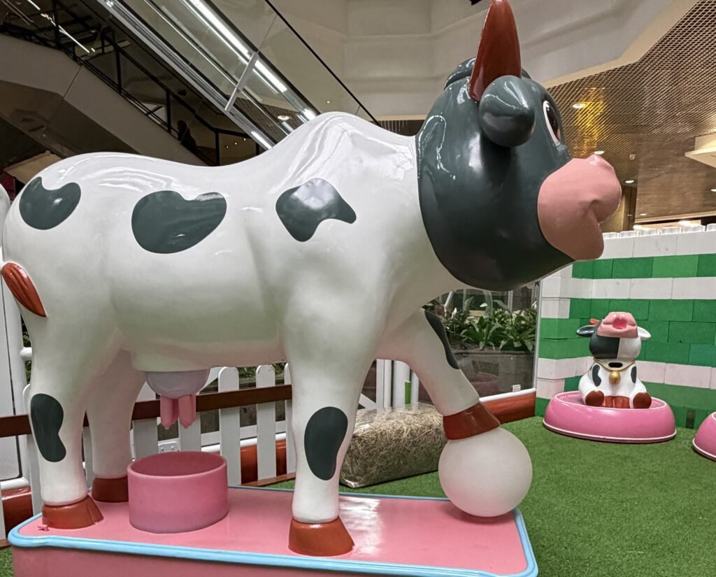 Fazendinha com vaquinhas eletrônicas e brinquedos temáticos é atração para crianças no Beiramar Shopping