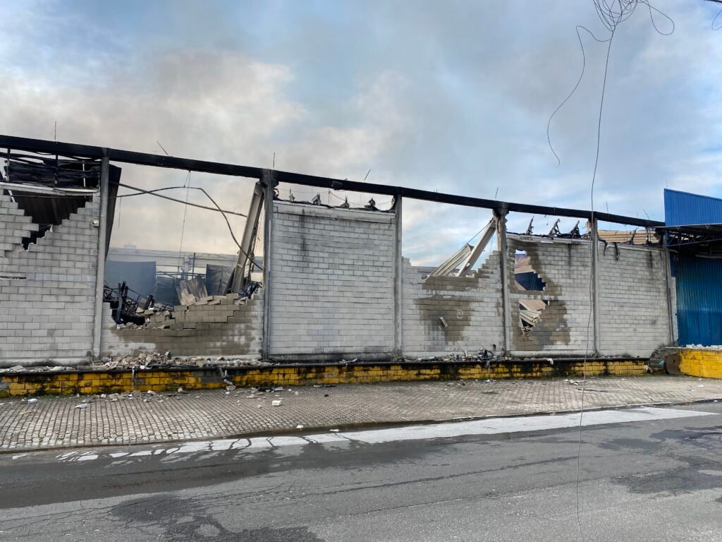 Incêndio de grandes proporções em São José segue ativo e já mobiliza 60 bombeiros