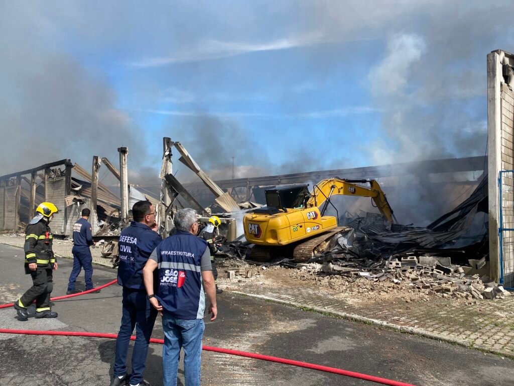 Incêndio de grandes proporções em São José segue ativo e já mobiliza 60 bombeiros