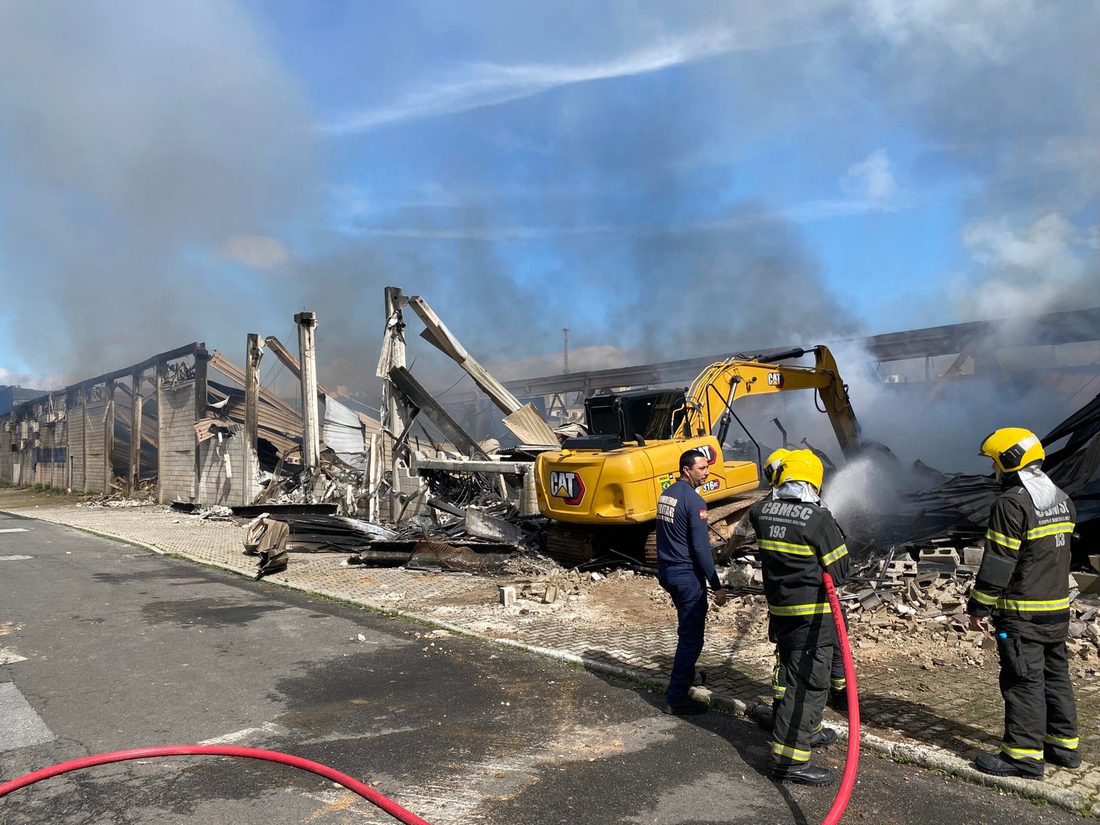 Incêndio de grandes proporções em São José segue ativo e já mobiliza 60 bombeiros