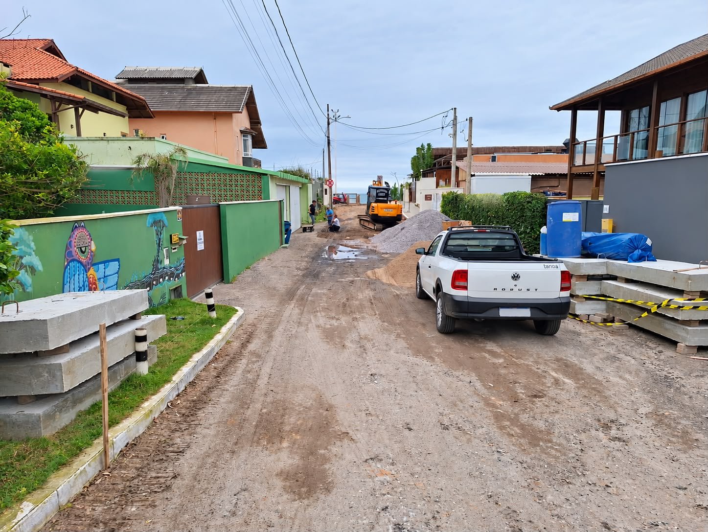 Rua do Campeche é pavimentada após décadas de estrada de chão batido