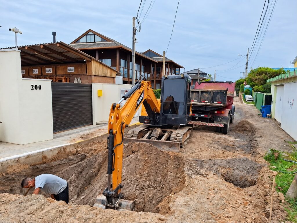 Rua do Campeche é pavimentada após décadas de estrada de chão batido