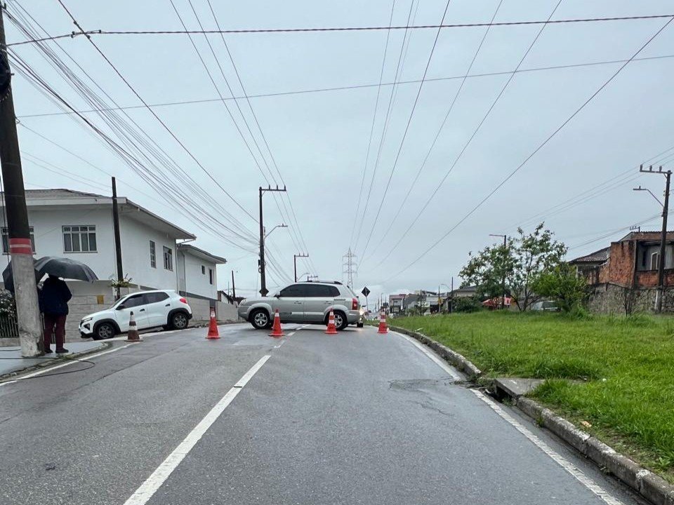 Avenida das Torres é bloqueada em São José após queda de cabos