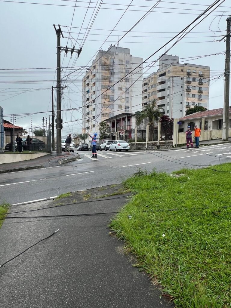 Avenida das Torres é bloqueada em São José após queda de cabos