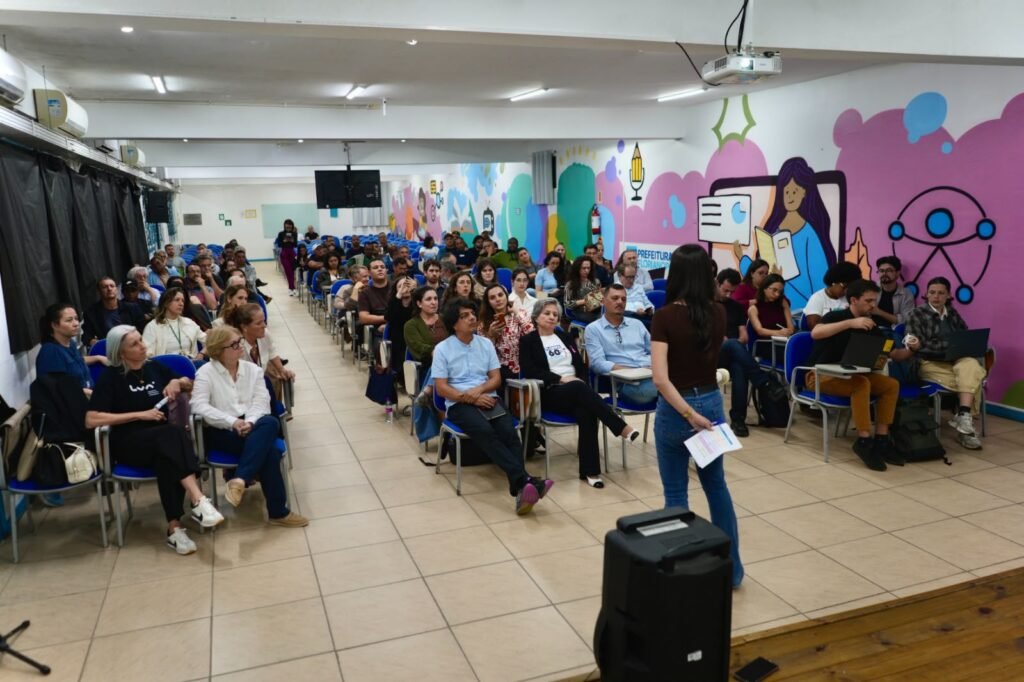 Maciço do Morro da Cruz recebe plano de urbanização para as 21 comunidades