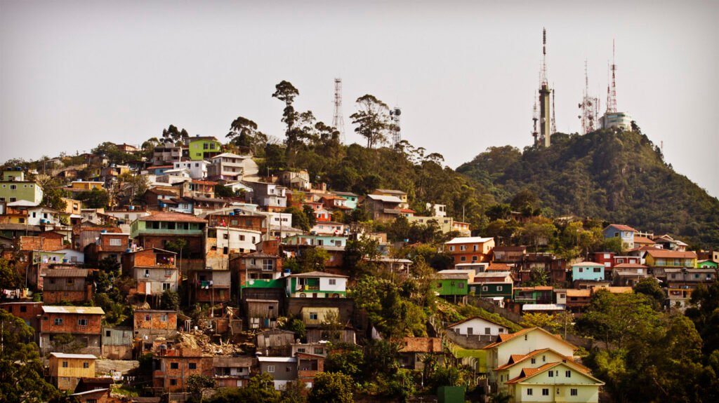 Maciço do Morro da Cruz recebe plano de urbanização para as 21 comunidades